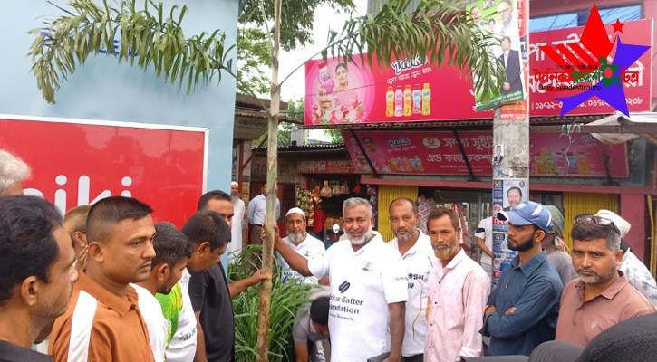 বৃক্ষ রোপন করে আলোচনায় এলেন হাজী মো: আব্দুল সাত্তার।