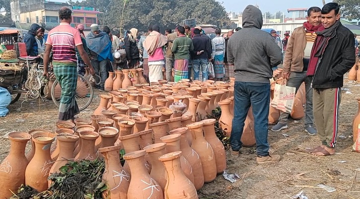 চুয়াডাঙ্গায় জমে উঠেছে দেশের সর্ববৃহৎ ঐতিহ্যবাহী খেজুর গুড়ের হাট