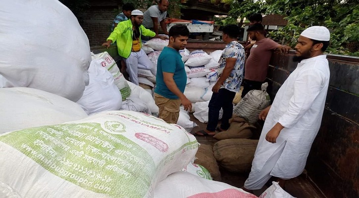 বন্যা দূর্গতদের জন্য ‘মানবিক মাগুরা’র ত্রাণ নিয়ে যাত্রা