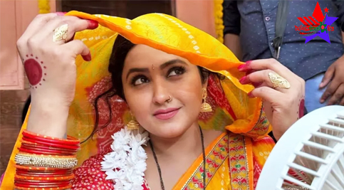 প্রিয় অভিনেত্রীকে দেখতে ভিড়, হুড়োহুড়িতে গাড়িতে পাথর ছুড়ল ভক্তরা