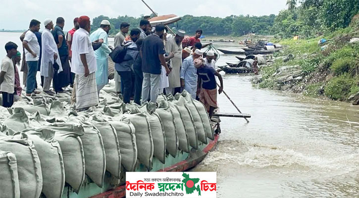পদ্মা নদীর তীরবর্তী এলাকা জুড়ে ভাঙন শুরু, প্রতিরোধে বালুভর্তি জিও ব্যাগ ফেলা হচ্ছে