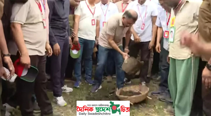 যশোরে ‘জিয়া খাল’ পুনঃখনন শুরু, কোদাল হাতে মাটি কাটলেন প্রধানমন্ত্রী