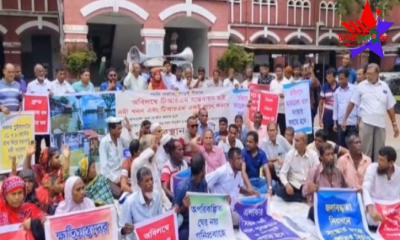জলাবদ্ধতার স্থায়ী সমাধানের দাবিতে যশোরে ডিসি অফিসের সামনে অবস্থান কর্মসূচি পালন