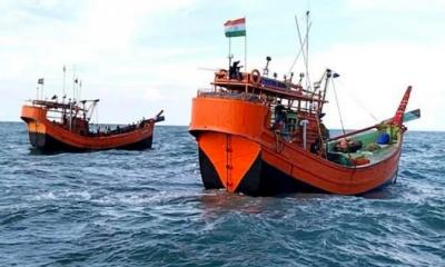 বঙ্গোপসাগরে মাছ ধরার দুটি ট্রলারসহ ৩৪ ভারতীয় জেলে আটক