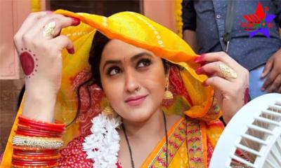 প্রিয় অভিনেত্রীকে দেখতে ভিড়, হুড়োহুড়িতে গাড়িতে পাথর ছুড়ল ভক্তরা