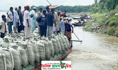 পদ্মা নদীর তীরবর্তী এলাকা জুড়ে ভাঙন শুরু, প্রতিরোধে বালুভর্তি জিও ব্যাগ ফেলা হচ্ছে