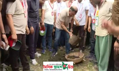 যশোরে ‘জিয়া খাল’ পুনঃখনন শুরু, কোদাল হাতে মাটি কাটলেন প্রধানমন্ত্রী