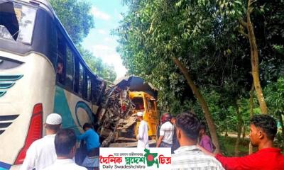 চাঁদপুরে বাস-ট্রাক সংঘর্ষে নিহত ৩, আহত ১৫