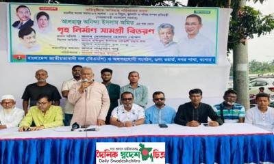 যশোরে সাম্প্রতিক টানা অতিবৃষ্টিতে ক্ষতিগ্রস্ত পরিবারের মাঝে গৃহ নির্মাণ সামগ্রী বিতরণ