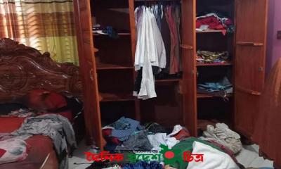 গ্রিল কেটে বাড়িতে ডাকাতি