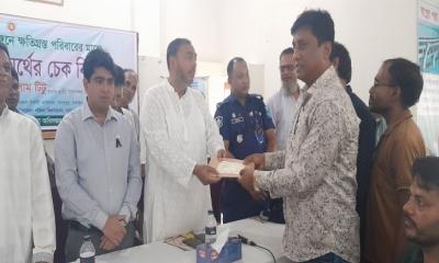 নাগরপুরে ঢেউটিন ও নগদ অর্থের চেক বিতরণ
