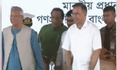অতিথির আসন থেকে ড. ইউনূসকে মঞ্চে নিয়ে পাশে বসালেন প্রধানমন্ত্রী