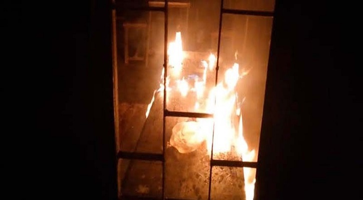 শরীয়তপুরে ভোটকেন্দ্রে আগুন