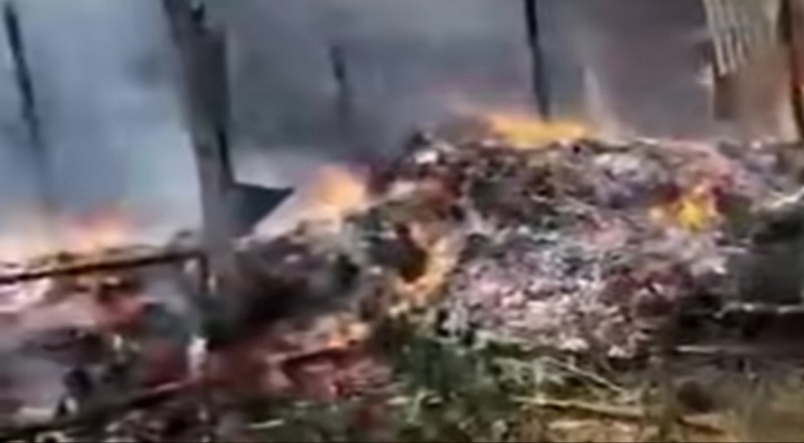 পাবনায় মসজিদ নিয়ে সংঘর্ষে নিহত ১ জন, কয়েকটি বাড়িতে অগ্নিসংযোগ