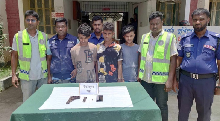 বিদেশী পিস্তল গুলি ও ম্যাগজিনসহ ৩ যুবক গ্রেফতার